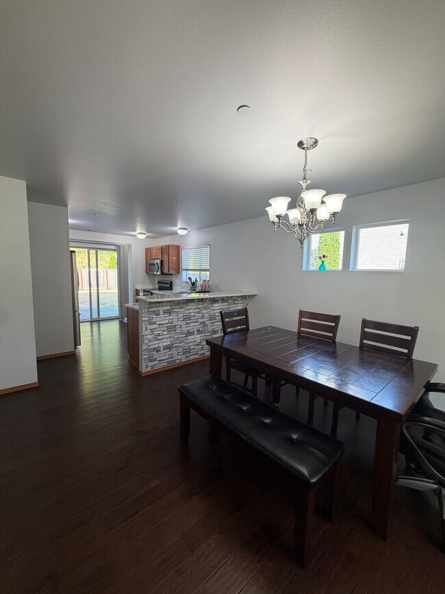 Foto del edificio - 1479 Burnside Pl