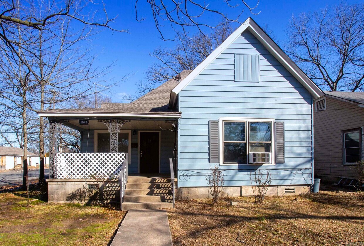 Primary Photo - 1924 Moss St