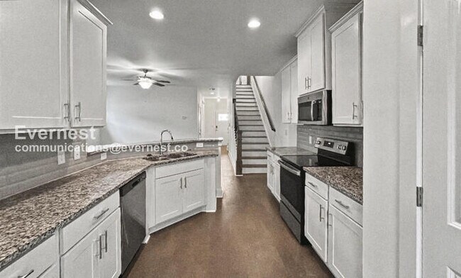 Building Photo - 3 Bed, 2.5 Bath Townhome with Fenced Yard & Garage / Available Now!