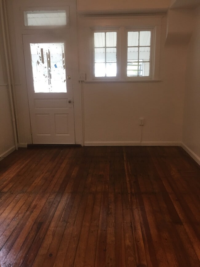 Building Photo - 1st Floor 1 Bedroom, Parking-East End of York City!