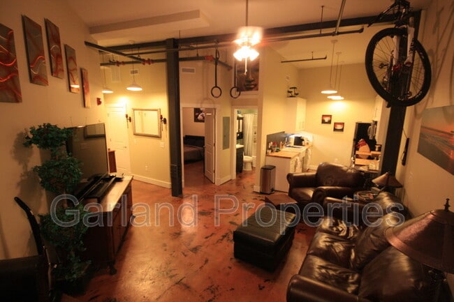 Building Photo - 425 Campbell Ave SW