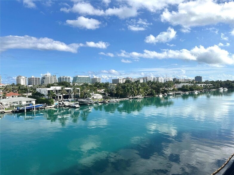 Foto principal - 9501 E Bay Harbor Dr