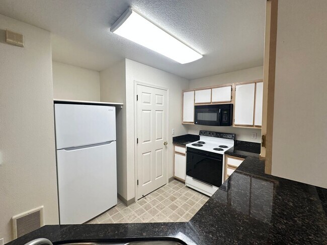 Building Photo - 2 Bedroom SW Portland Ground Level Apartment with Garbage Included!