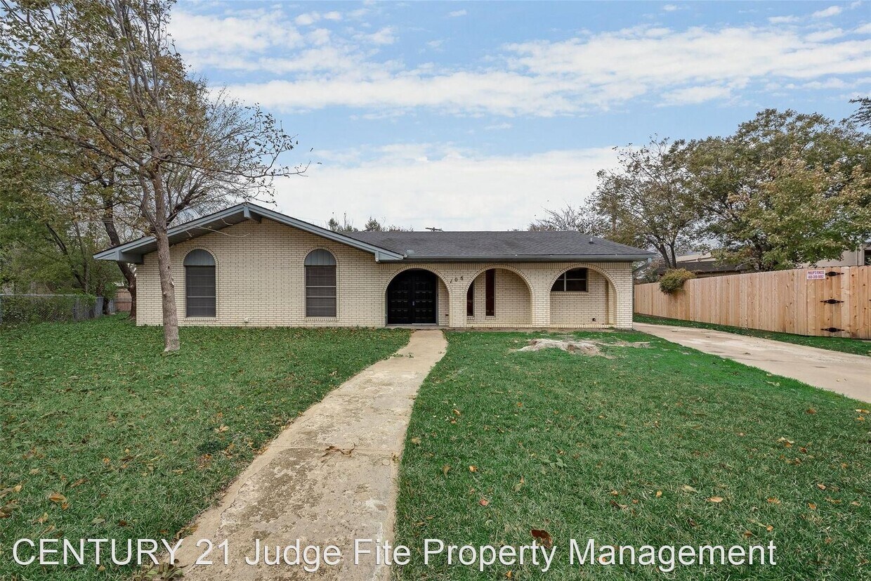 3 br, 2 bath House 108 San Jacinto Court House Rental in Waxahachie