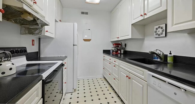 Kitchen - P11 Avon Dr