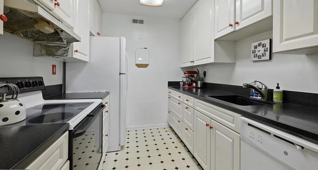 Kitchen - P11 Avon Dr