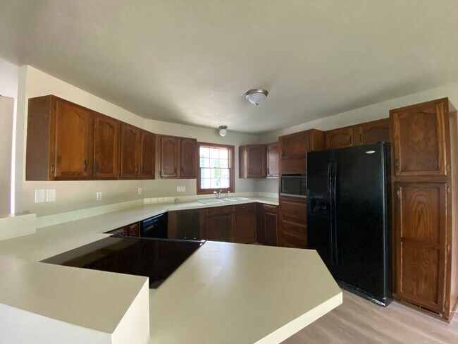 Foto del edificio - Spacious 3 Bedroom 2 Bath Home