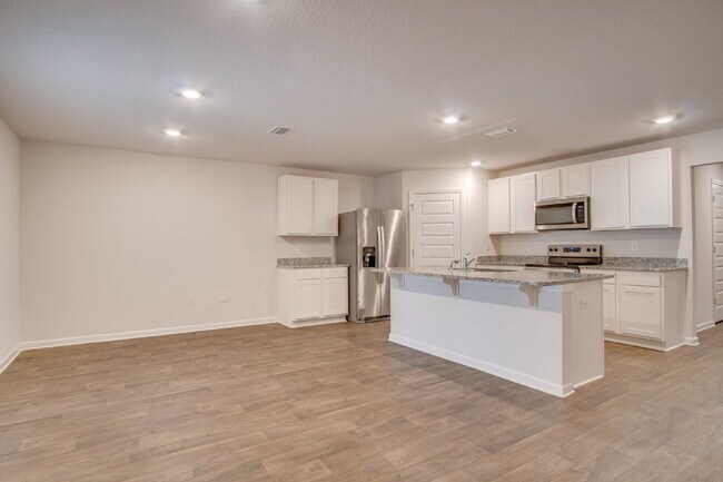 Foto del edificio - 4-Bedroom Rental in Lakeshore Preserve – Open Floor Plan, Screened Patio, and 2-Car Garage