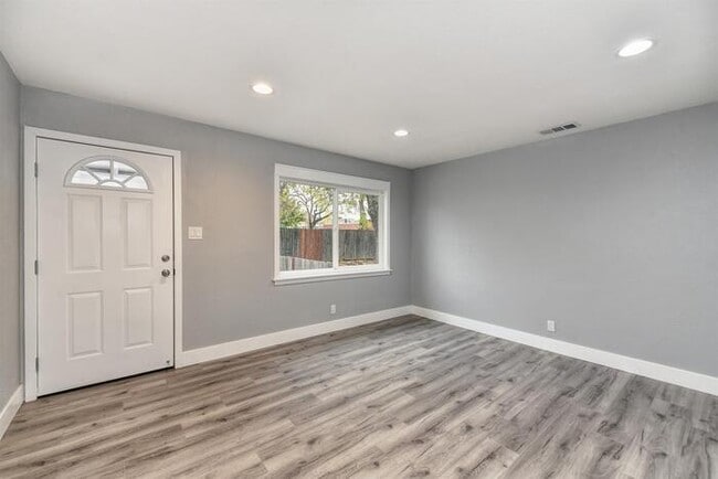 Building Photo - Beautifully Remodeled Duplex - 2 Bed, 1 Bath