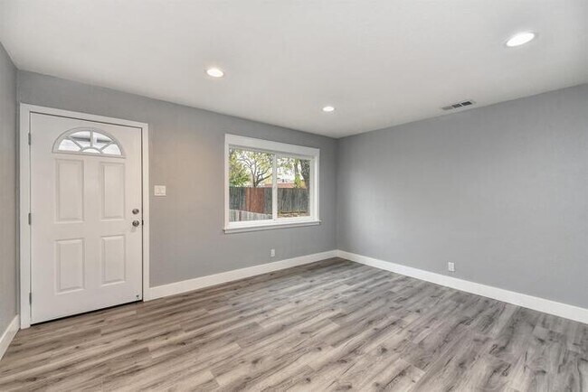 Foto del edificio - Beautifully Remodeled Duplex - 2 Bed, 1 Bath