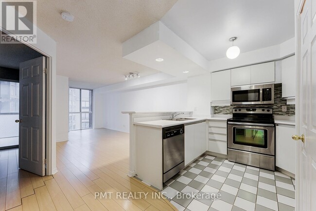 Building Photo - 801 King St W