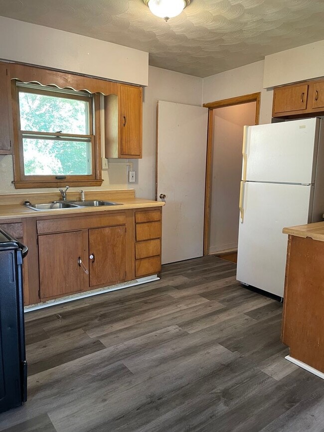 Building Photo - Spacious 2 Bedroom Home!