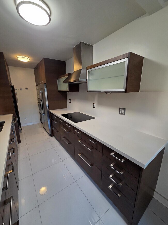 Foto del edificio - 1344 N Martel Ave