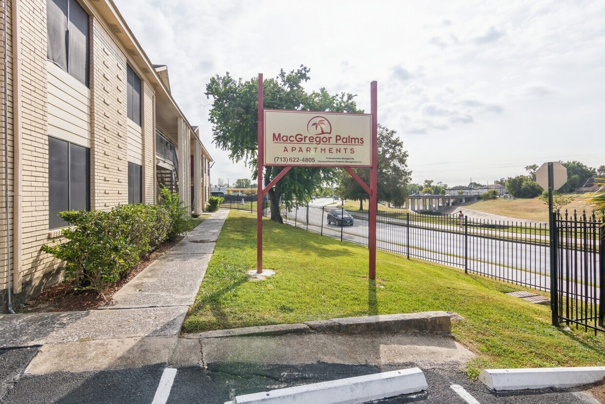 Primary Photo - 3641 N MacGregor Way