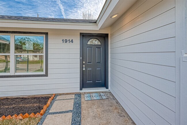 Building Photo - 1914 Lynnview Dr