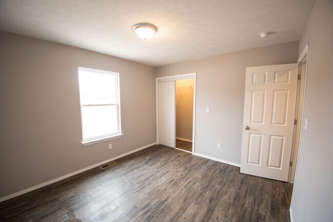 Building Photo - 807 E Windmill Dr
