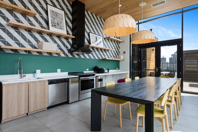 Building Photo - 823 N Clark St