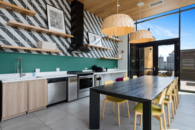 Building Photo - 823 N Clark St