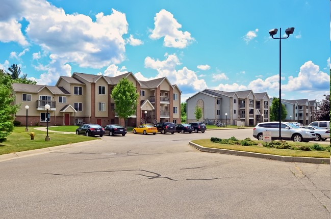 Área de estacionamiento - Ottawa Creek Apartments