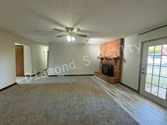 Foto del edificio - Great South Springfield Location!  Disney/...