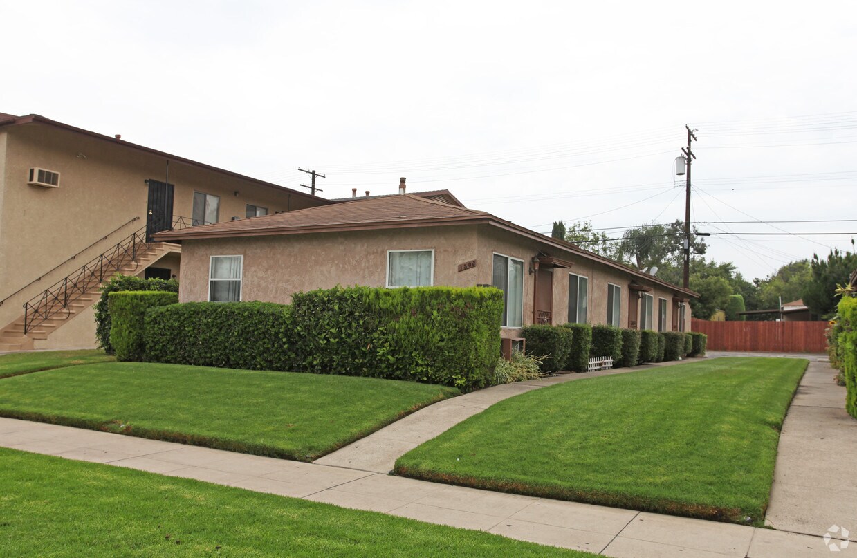 Primary Photo - 1503-1507 N Hollywood Way