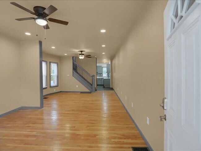 Building Photo - 844 Memorial Ave