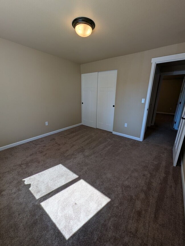 Building Photo - 3 bed, 2 bath on edge of town