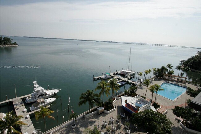 Foto del edificio - 905 Brickell Bay Dr