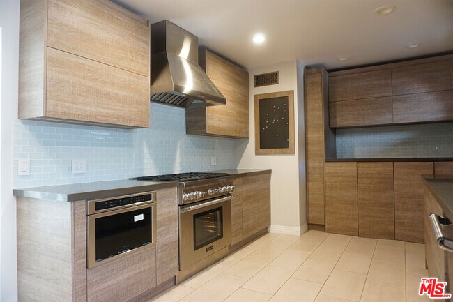 Foto del edificio - 221 N Bowling Green Way