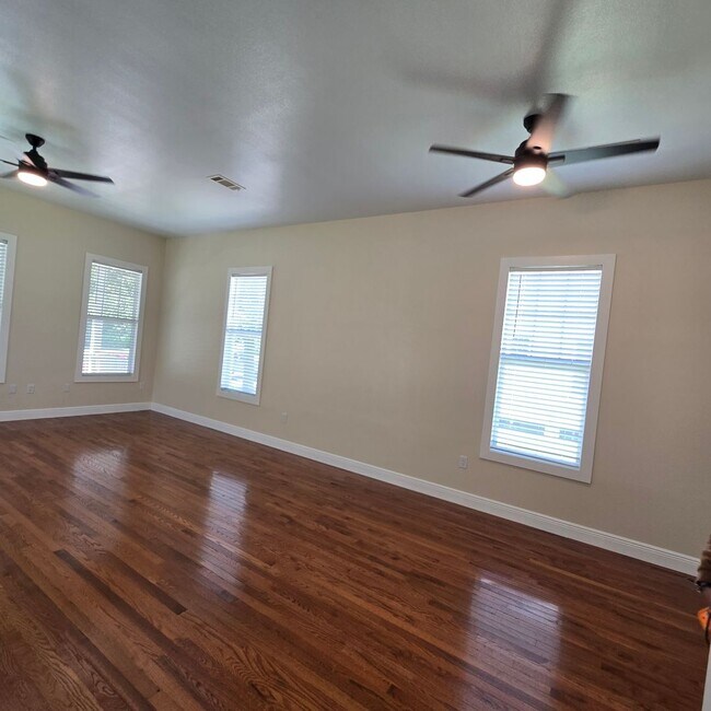 Foto del edificio - 1818 B Elvin - Move in Ready!!