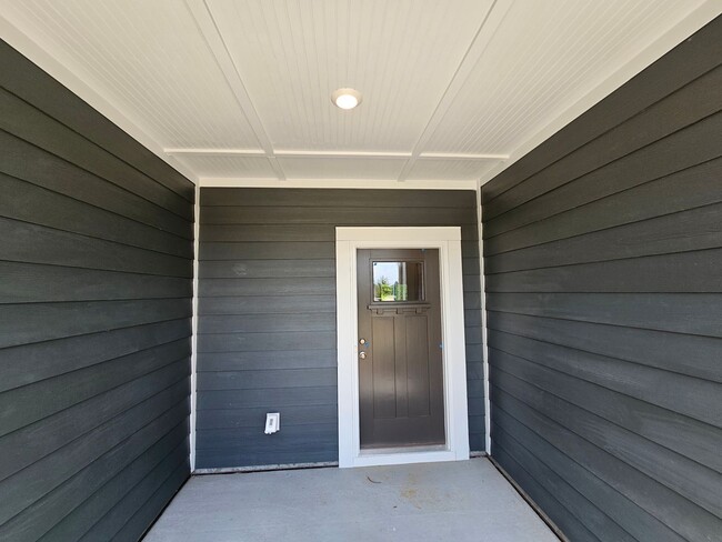 Building Photo - Beautiful Townhome in North Charlotte