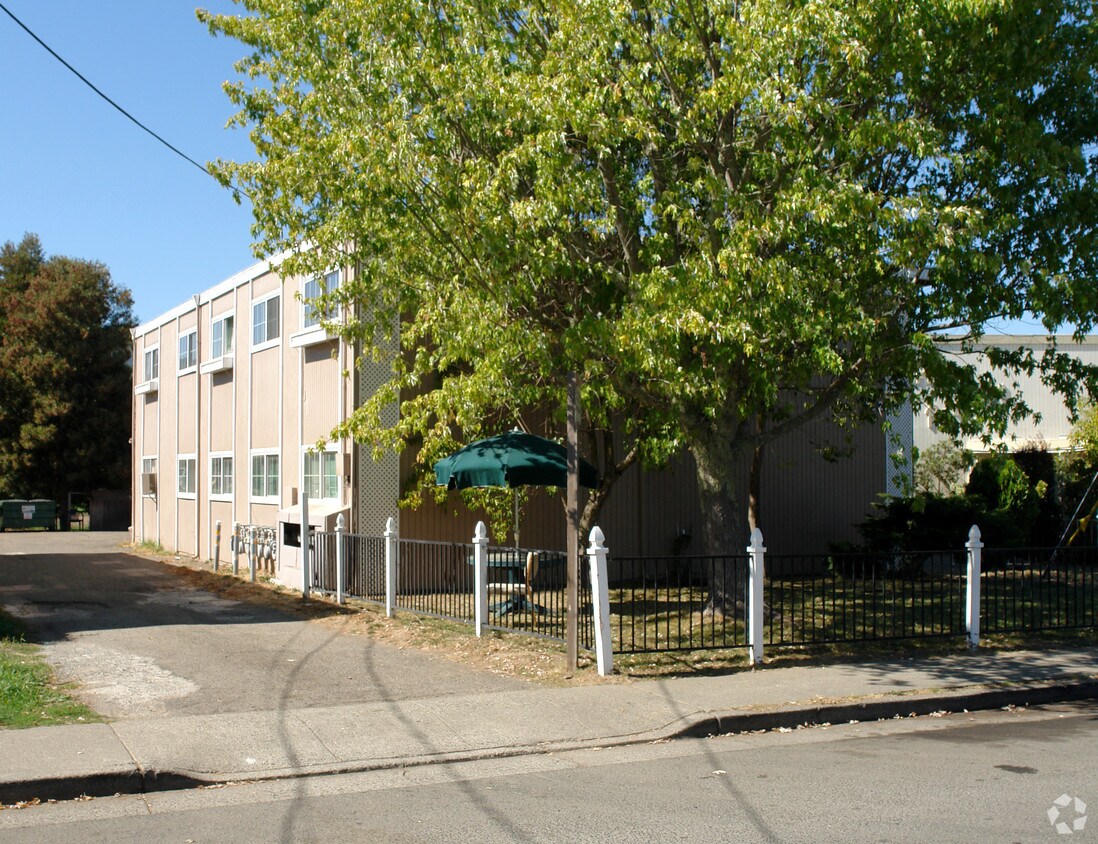 Foto del edificio - 1321 Leafwood Dr