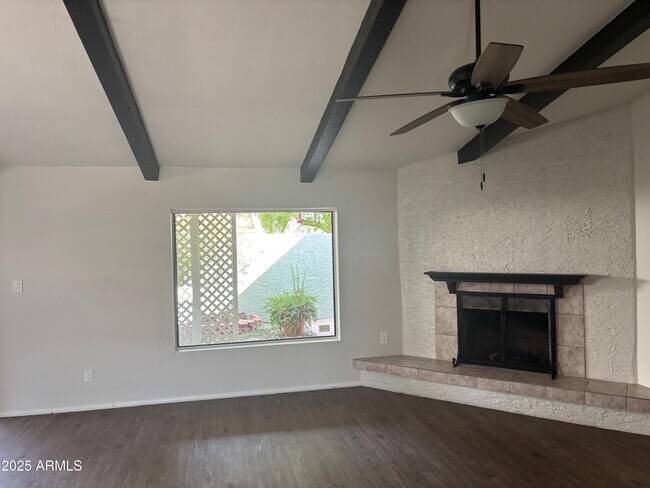 Foto del edificio - 3056 E Cannon Dr