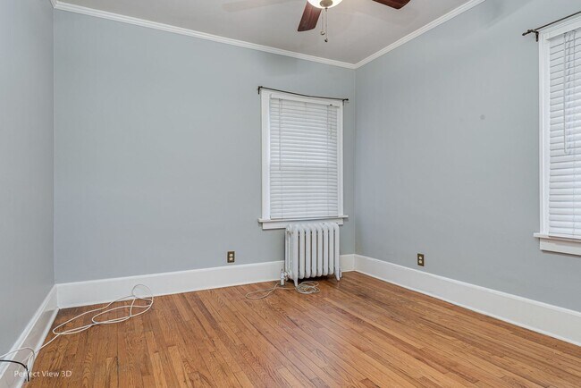 Building Photo - 302 E Oak St