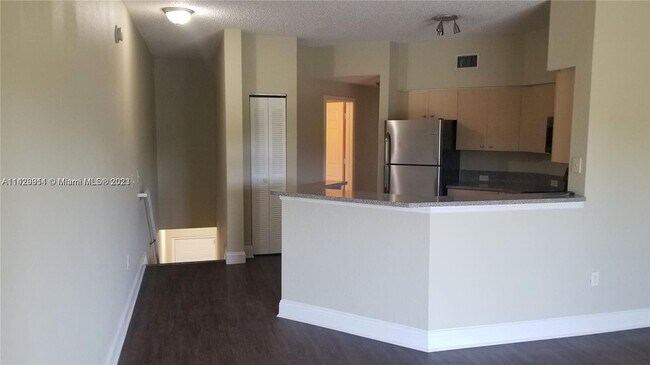 Foto del edificio - 280 Crestwood Cir
