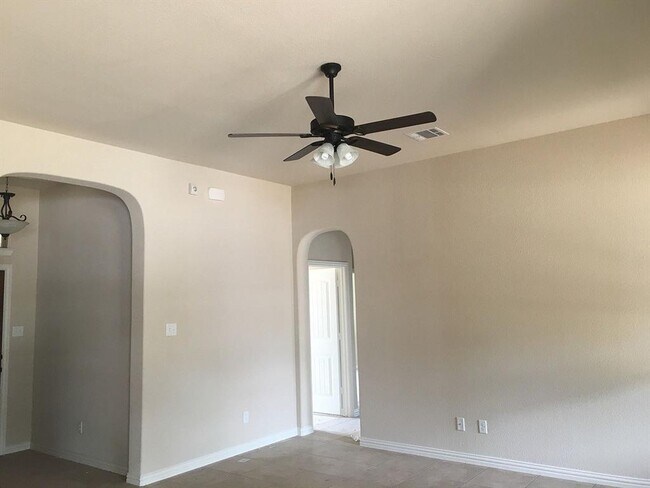 Foto del edificio - 737 MacArthur Blvd