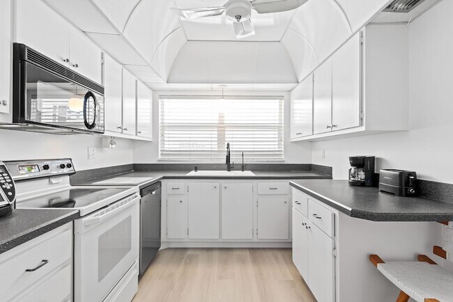 Building Photo - 3300 S Ocean Blvd