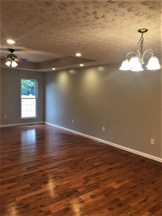 Building Photo - Immaculate Townhouse in Barboursville