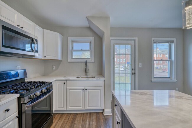 Foto del edificio - Brand New 3 Bed City Rowhome- ONE MONTH FR...