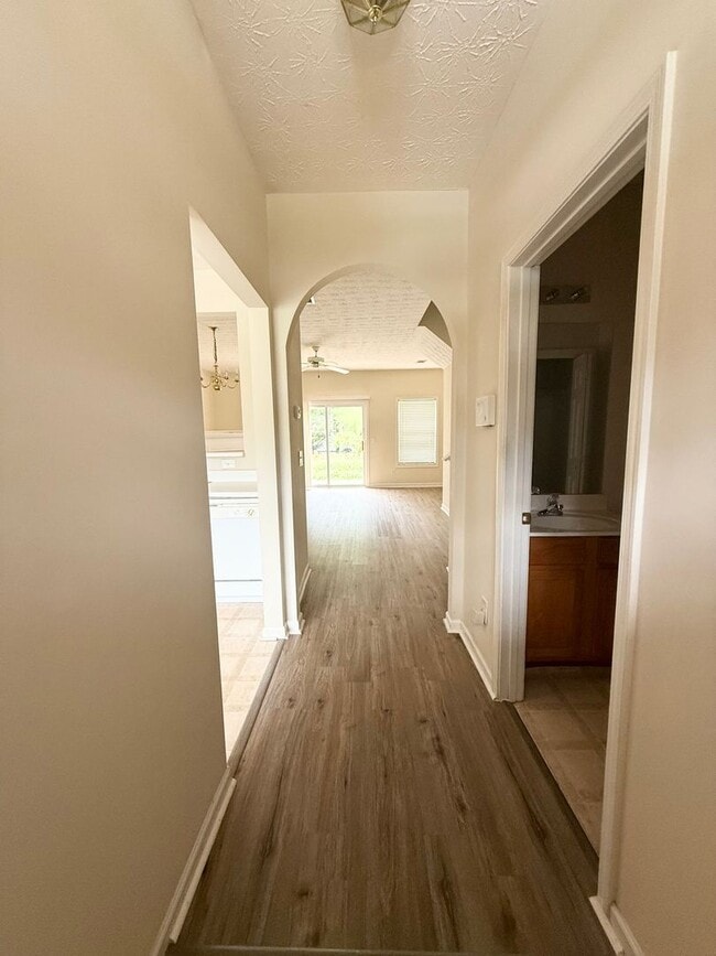 Building Photo - 2 bed/2.5 bath townhome near downtown Daws...