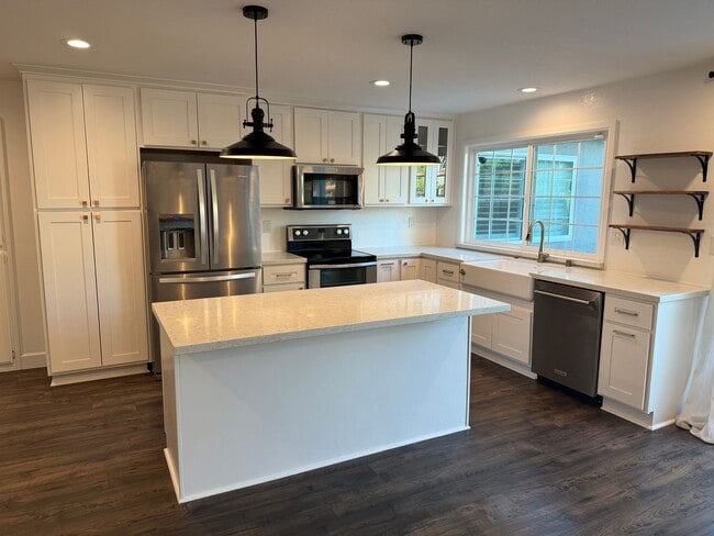 Building Photo - Remodeled 4 Bedroom 2 Bath Home in the des...
