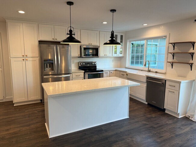Foto del edificio - Remodeled 4 Bedroom 2 Bath Home in the des...