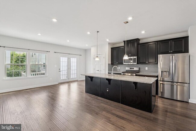 Foto del edificio - 2138 Hemlock Bay Rd