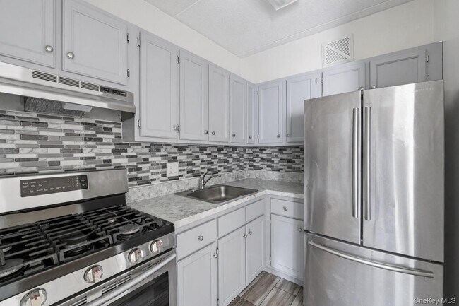 Building Photo - 426 E 159th St