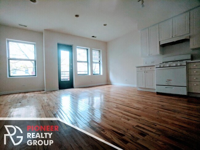 Building Photo - 912 W Dakin St