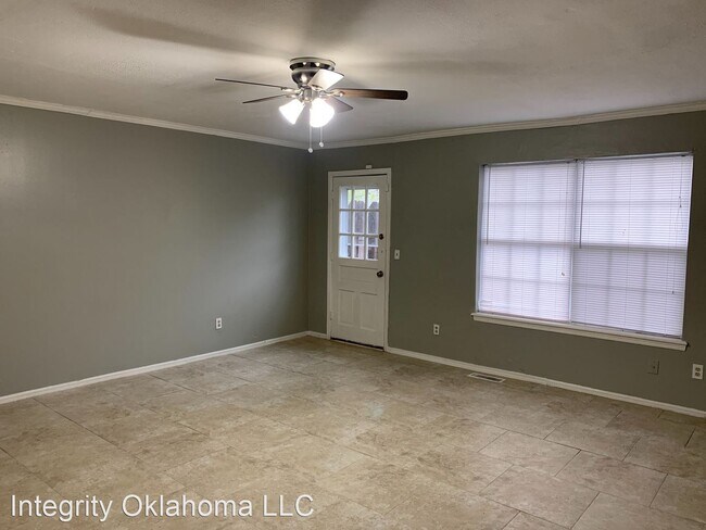 Building Photo - 2 br, 2.5 bath House - 3009 W. Wilshire Blvd.