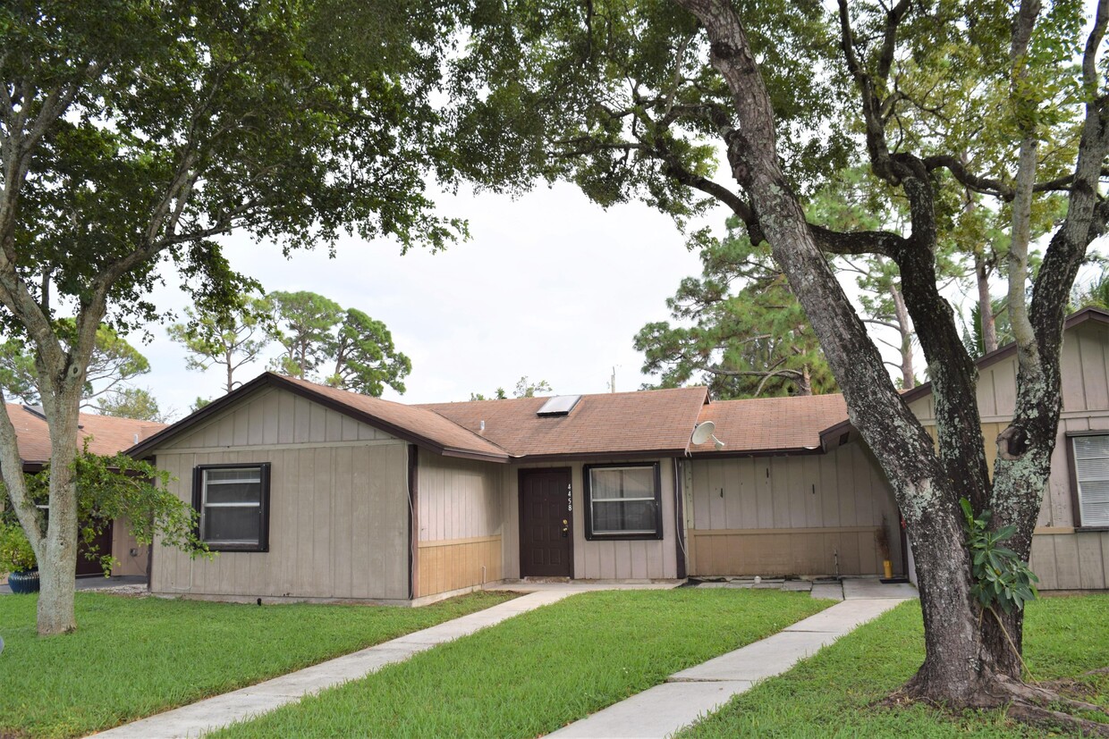 Primary Photo - 4458 Country Grove Blvd