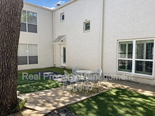 Foto del edificio - 4122 Travis St
