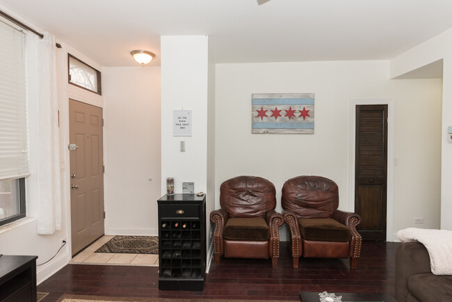 Foto del edificio - 2121 N Winchester Ave