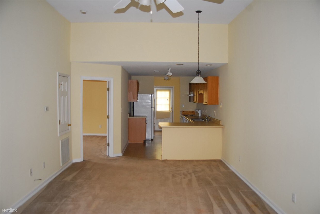 Building Photo - 3 br, 2 bath Triplex - 8700 Spring Ave Unit A
